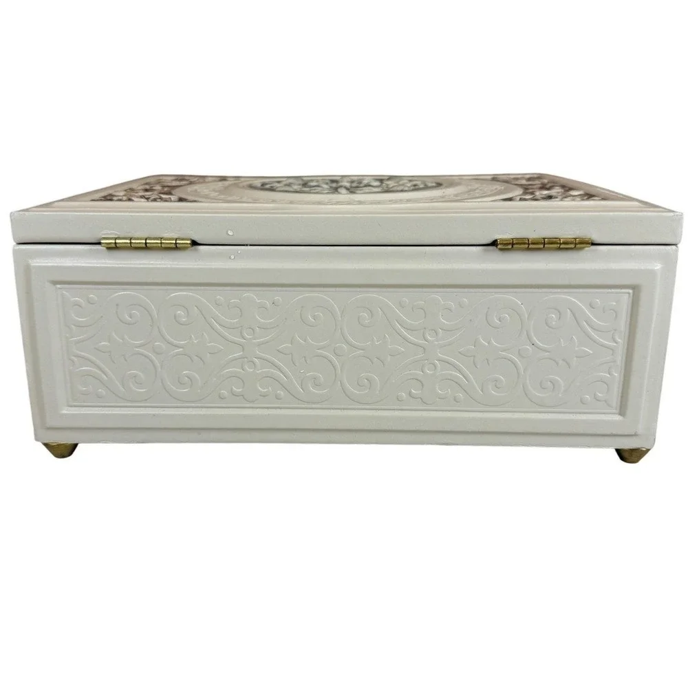 Vintage Cream Ornate Jewelry Box Faux Leather Keepsake‎ Chest with Key Gold Feet
